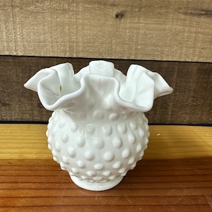 Vintage Hobnail Milchglas Vase von Fenton