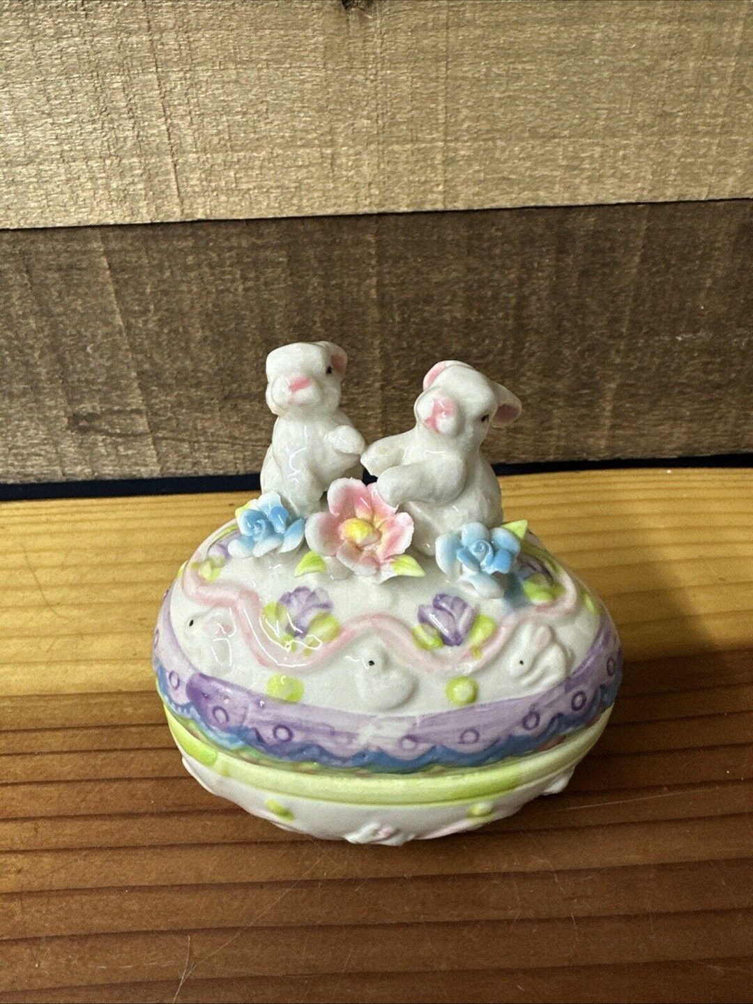 ウサギと花が飾られたヴィンテージの陶器製イースターエッグ小物入れ