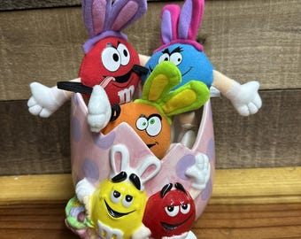 ピンクの水玉模様のイースターエッグキャンディディッシュプランター、セラミック製、赤と黄色のM&M'sぬいぐるみ3個
