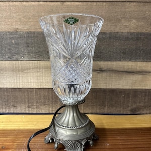 Vintage Shannon Tischlampe aus Kristall und Metall mit verziertem Sockel 32,5 cm
