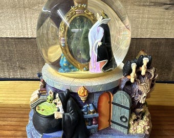 Disney Villains Evil Queen “Mirror Mirror” Snow Globe