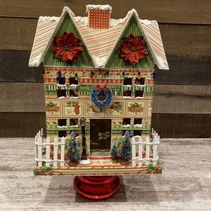 Selbstgemachtes Weihnachtsdorfhaus auf Ständer