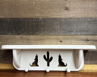 Estante rústico de madera con forma de cactus aullando de coyote y 3 ganchos, estilo suroeste.