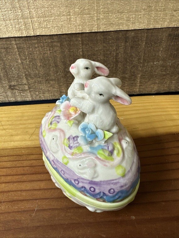 ウサギと花が飾られたヴィンテージの陶器製イースターエッグ小物入れ