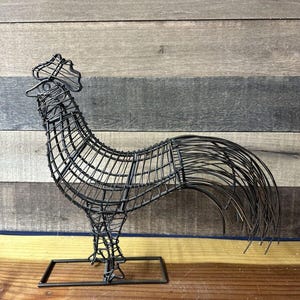 Scultura in metallo di un gallo da fattoria