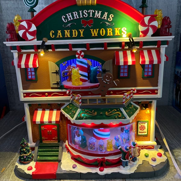 Lemax - Christmas Candy Works, With 4.5v Adaptor uit de 2017 Collectie Lemax - Christmas Candy Works, With 4.5v Adaptor uit de 2017 Collectie