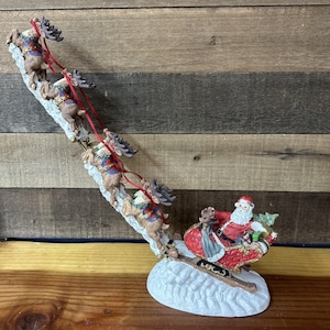 Scultura in resina volante con slitta di Babbo Natale e renne, vintage, Cannon Falls, Midwest - difetto