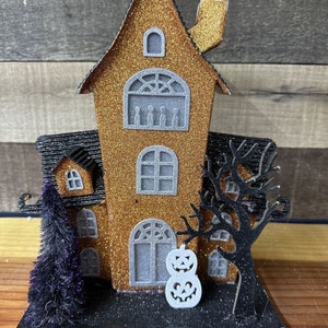 Casa embrujada iluminada de Halloween - cartón brillante de 10"