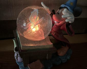 Boule à neige Mickey l'apprenti sorcier lumineuse et musicale | Disney