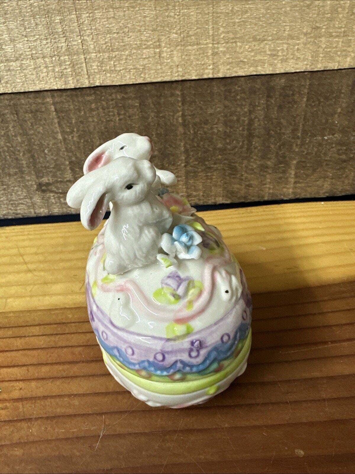 ウサギと花が飾られたヴィンテージの陶器製イースターエッグ小物入れ