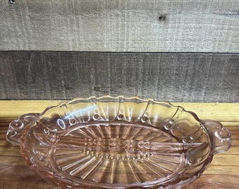 Plato de cristal rosa vintage de la época de la Gran Depresión, dividido, para servir dulces y aperitivos.