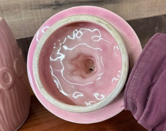 ヴィンテージのピンクのクッキージャーで祈る女性 - Etsy 日本