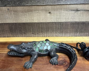 Lámpara de mesa vintage estilo Tiffany con diseño de cocodrilo/caimán en vidrieras, 33 cm de largo.