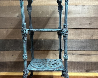 Mesa renacentista de hierro fundido verdigris de 3 niveles con filigrana ornamentada. Muy pesada.