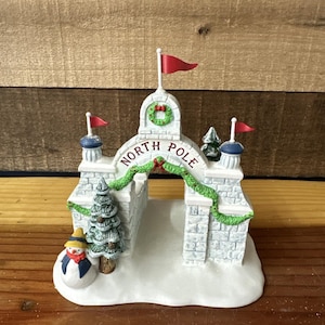 Dept 56 North Pole Series North Pole Gate In Box