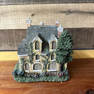 Spring Gate Manor Thomas Kinkade Lamplight Collection image 4