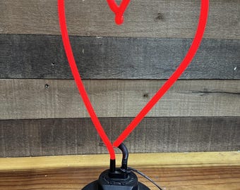 Lámpara de mesa con forma de corazón rojo neón de 40,6 cm de altura