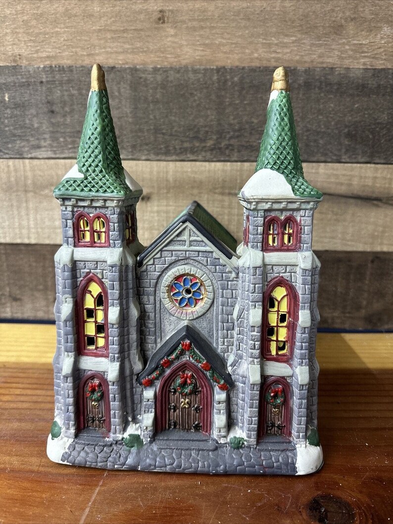 Holiday Time Vintage Victorian 2021 Lighted Village Cathedral 7.5x 10.5 zdjęcie 1