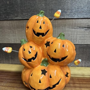 Könnte beinhalten: Handgefertigtes Holzschild mit dem handgeschriebenen Wort "Welcome". Das Schild ist weiß lackiert mit einem Used-Look, und ein kleines grünes Blatt ist befestigt. Für den Innen- und Außenbereich geeignet.