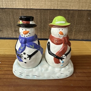 Saleiro e pimenteiro Vtg Whole Home Holiday Snowman em suporte