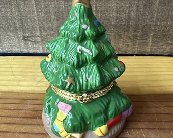 クリスマスツリーが入ったヴィンテージのゲーベルの蓋付き箱 - Etsy 日本