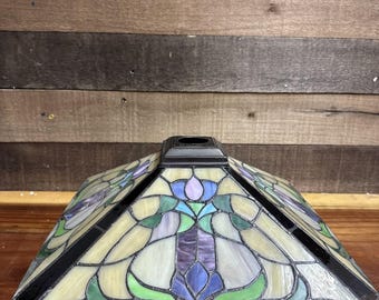 Pantalla de lámpara floral de vidrieras estilo Tiffany de 15x14,5 pulgadas.