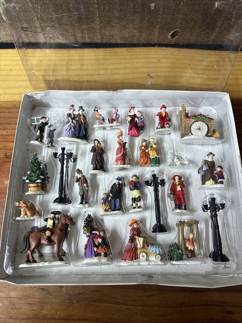 23 Pc Set Of Christmas Village Mini People And Accessories In Package-Flaws zdjęcie 1