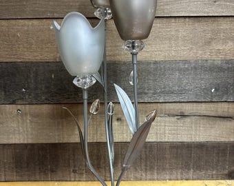 Candelabro vintage Mikasa con tulipani floreali, in metallo, vetro e lucite, a 3 steli, 48 cm.
