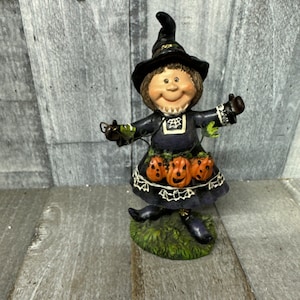 Sorcière d&#39;Halloween avec des citrouilles