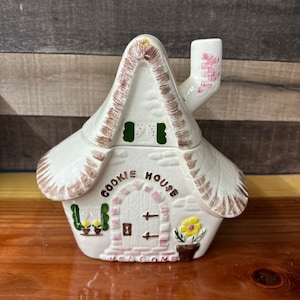 Vintage cookie house cookie jar -flaws