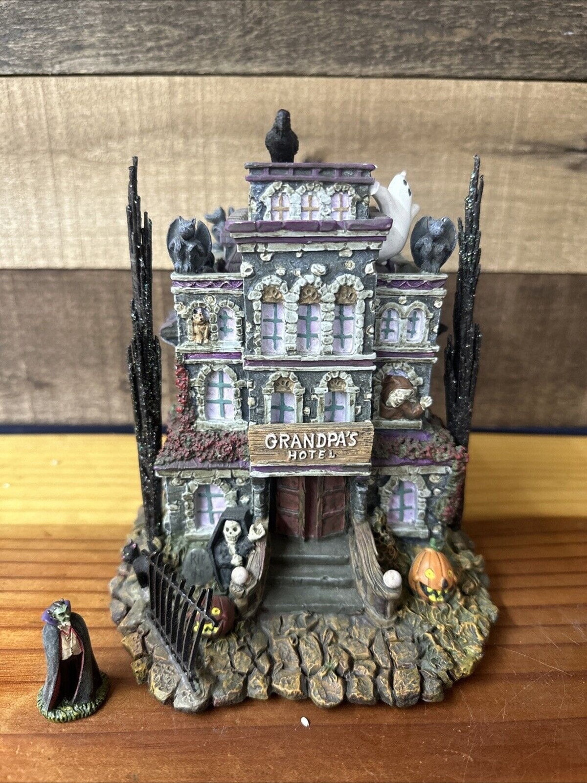 Hawthorne Village the Munsters Hallowen Grandpas Hotel
