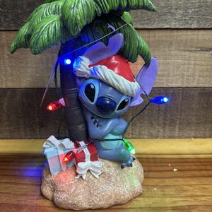 Disney Stitch Christmas Light-Up Figurine Santa Hat Palm Tree Presents New imagen 1