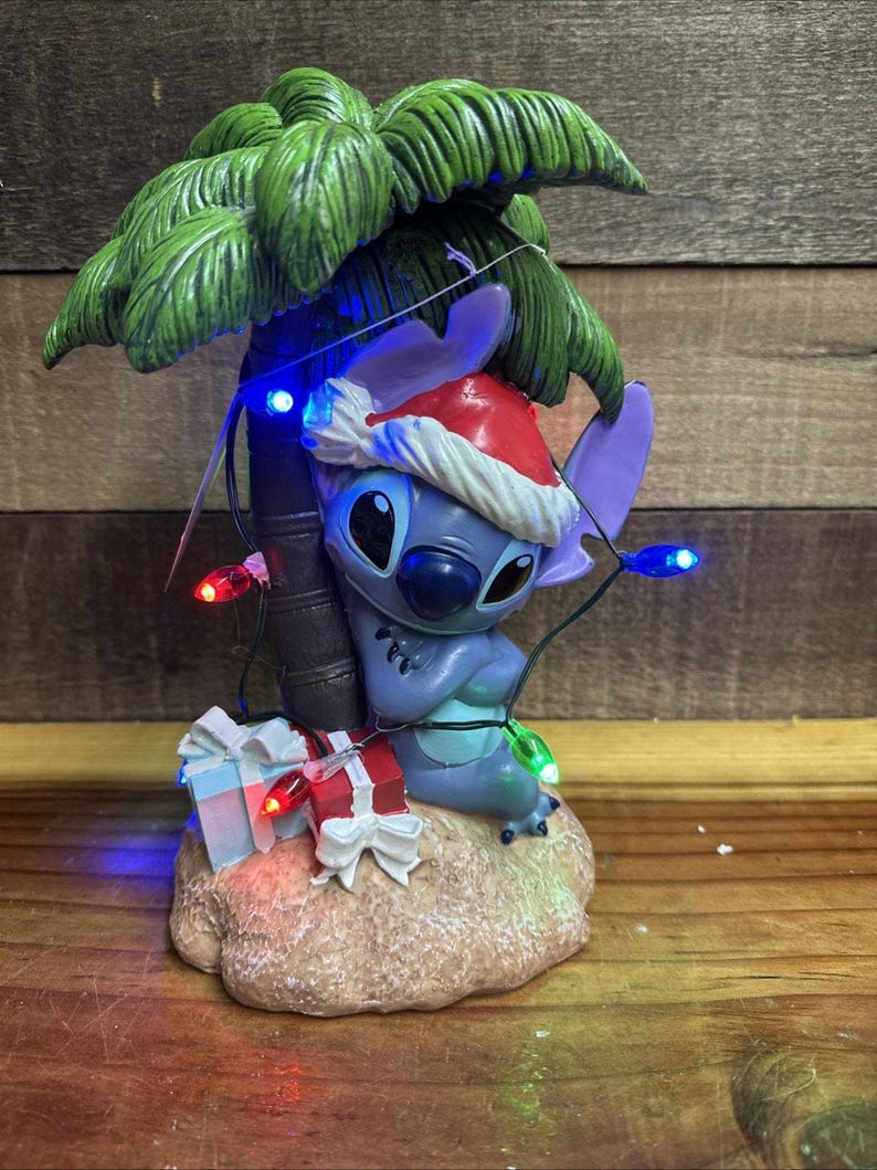 Disney Stitch Christmas Light-Up Figurine Santa Hat Palm Tree Presents New imagen 1