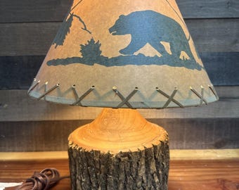 Lámpara de mesa vintage de tronco de árbol pesado con pantalla de oso Northwoods de 45 cm (18 pulgadas)