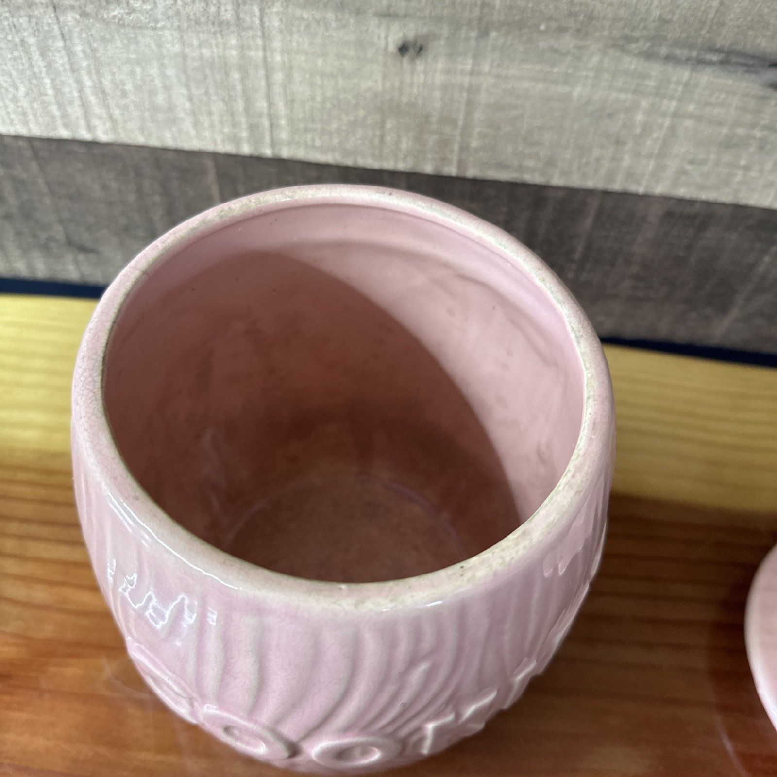 ヴィンテージのピンクのクッキージャーで祈る女性 - Etsy 日本