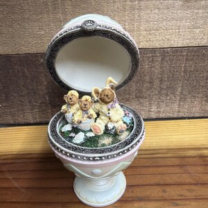 Boyds Bears & Friends "Easter Eggstravaganza" Bearstone Keepsake Box, #24802.