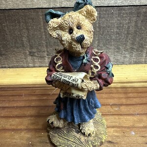 Figura musical de Justina la cantante de coro de Boyds Bears & Friends #228324. En caja.