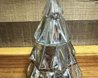 Vela navideña de cristal plateado de 20 cm con forma de pino, aroma a ciclamen, iris y madera de cedro. Nueva.