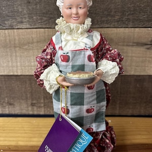 Clothtique Possible Dreams Mrs Claus Apple of His Eye In Box