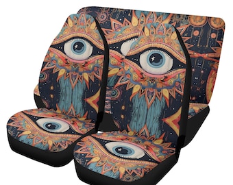 Puede incluir: Juego de fundas para asientos de coche con un patrón repetido de un ojo grande con iris azul, rodeado de detalles coloridos y ornamentados. El diseño incluye tonos de azul, naranja y amarillo sobre un fondo azul oscuro. Las fundas tienen ribete negro.