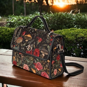 Dark Cottagecore Rose Canvas Umhängetasche, Frauen Rose Motte Kreuzkörper Geldbörse, vegane Lederband Handtasche Goth Tasche, Hippies Boho Geschenk