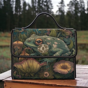 Bolso tipo cartera de lona negra con diseño de rana verde, bolso caprichoso con diseño de rana lunar, bolso de mano Dark Cottagecore con correa de cuero vegano, bolso boho hippie de cuero vegano