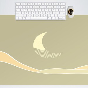 Pu&ograve; includere: Un tappetino da scrivania beige e crema con un design a mezzaluna stilizzato. La luna &egrave; delineata in bianco e ha un motivo a linee ondulate all'interno. Lo sfondo &egrave; di colore beige chiaro con linee ondulate crema.