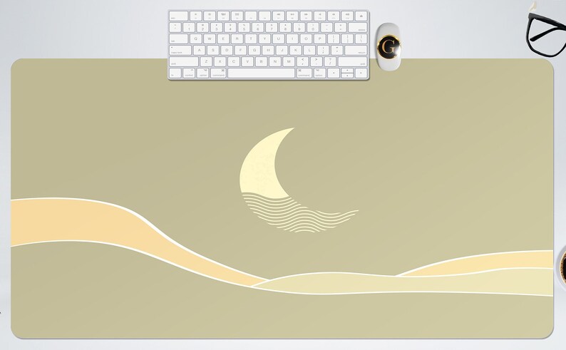 Pu&ograve; includere: Un tappetino da scrivania beige e crema con un design a mezzaluna stilizzato. La luna &egrave; delineata in bianco e ha un motivo a linee ondulate all'interno. Lo sfondo &egrave; di colore beige chiaro con linee ondulate crema.