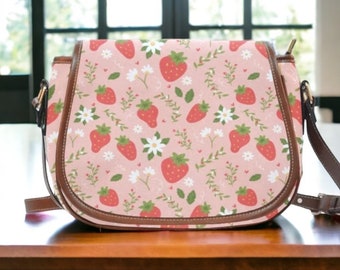 Simpatica borsa da sella Boho alla fragola, borsa Boho rosa estetica Cottagecore Ampio spazio all'interno, borsa rosa fragola carina cinturino marrone in pelle vegana