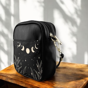 Bolso bandolera con fases lunares, bolso bandolera gótico con atuendo alternativo, bolso bandolera estilo bruja Cottagecore, regalo de ropa urbana