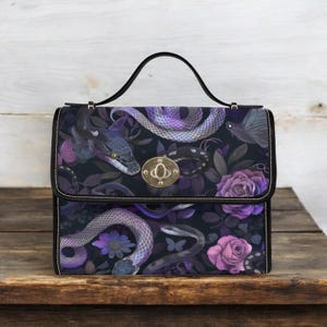 Bolso tipo cartera de lona con diseño de serpiente morada de Cottagecore, bolso de mano cruzado de lona impermeable con fases lunares de Roses Witch, bolso gótico, regalo bohemio hippie