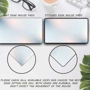 Pu&ograve; includere: Due tappetini per mouse con un motivo geometrico. Il tappetino per mouse superiore ha un bordo piatto, mentre il tappetino per mouse inferiore ha un bordo cucito. Il testo "FLAT EDGE MOUSE PADS" e "STITCHED EDGE MOUSE PADS" &egrave; visualizzato sopra ogni tappetino per mouse. Il testo "PLEASE CHECK ALL AVAILABLE SIZES AND CHOOSE THE BEST EDGE OPTION FOR YOU: BOTH EDGES ARE DURABLE, AND DON'T EFFECT THE MOVEMENT OF THE MOUSE." &egrave; visualizzato sotto i tappetini per mouse.
