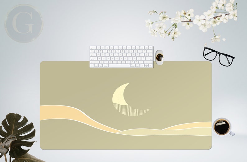 Pu&ograve; includere: Un tappetino da scrivania verde chiaro con un design a forma di luna crescente bianca e linee ondulate. Il tappetino ha un bordo giallo chiaro e un sottile motivo a onde.