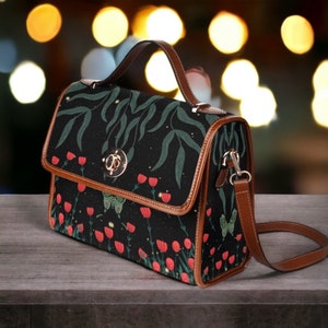 Cottagecore moth Forest Canvas Satchel sac, femmes Witchy rouge floral champignon sac à main crossbody, Vegan cuir Goth sac à main, hippies boho cadeau